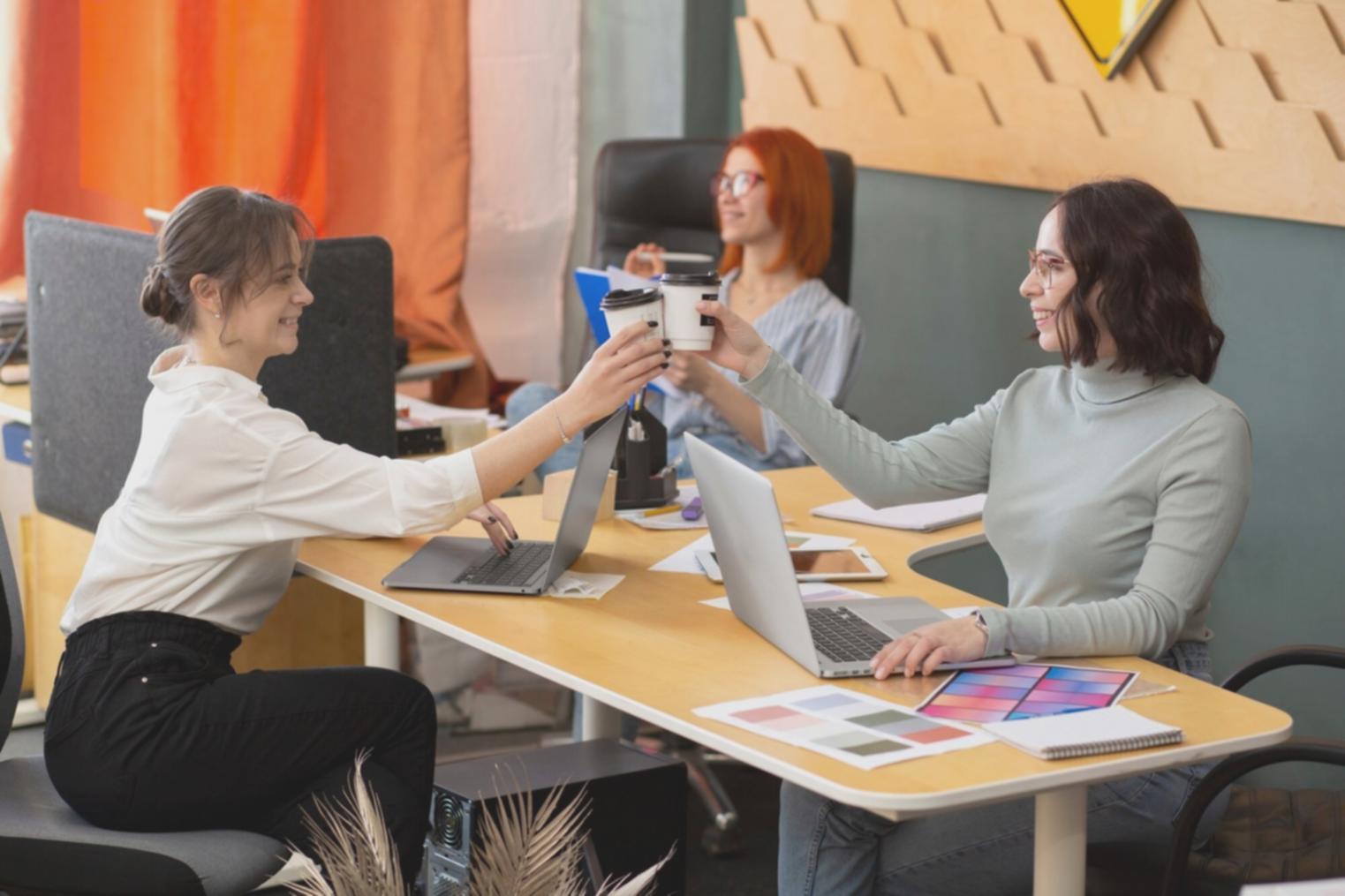 Profesionales colaborando en análisis financiero durante sesión de grupo